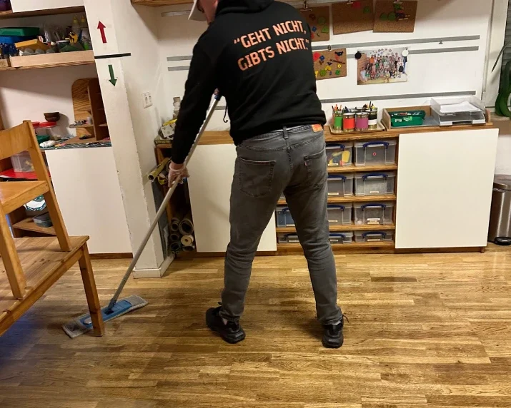 Reinigungskraft für zuhause - R&B Dienstleistungen Wischen des Laminatbodens im privaten Haushat - R&B Dienstleistungen - Reinigungsfirma in Hessen
