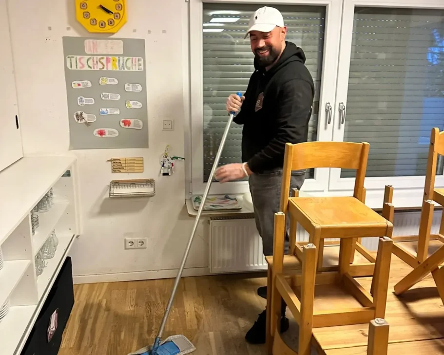 Grundreingiung im Privatbereich - R&B Dienstleistungen Inhaber Radouan Balzo bei der Grundreinigung im Kindergarten