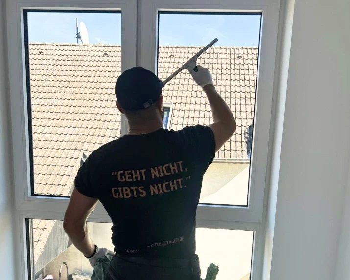 Fensterreinigung und Glasreinigung - R&B Dienstleistungen Wischen des Fensters innen mit Fensterwischer - R&B Dienstleistungen - Reinigungsfirma in Hessen