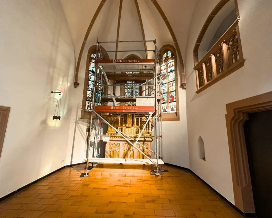 Reinigung mit Sonderfallstatus - R&B Dienstleistungen Aufgebautes Gerüst bei einer Reinigung der Fenster im Innenbereich - R&B Dienstleistungen Sonderreingigung