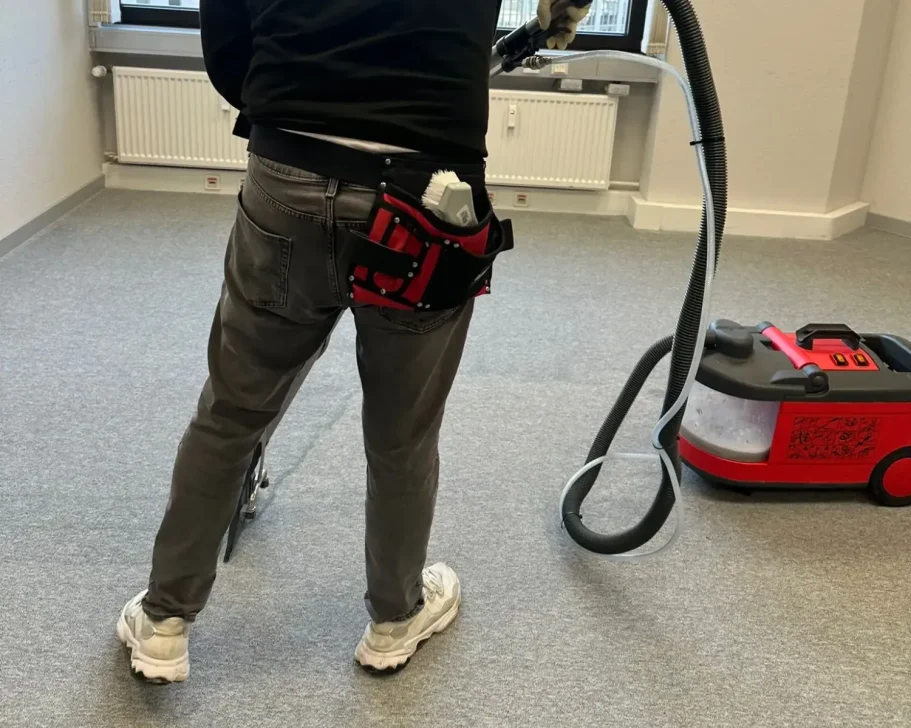 Gewerbliche Reinigung - R&B Dienstleistungen Teppichboden im Büro absaugen - Unterhaltsreinigung anfragen bei R&B Dienstleistungen in Darmstadt