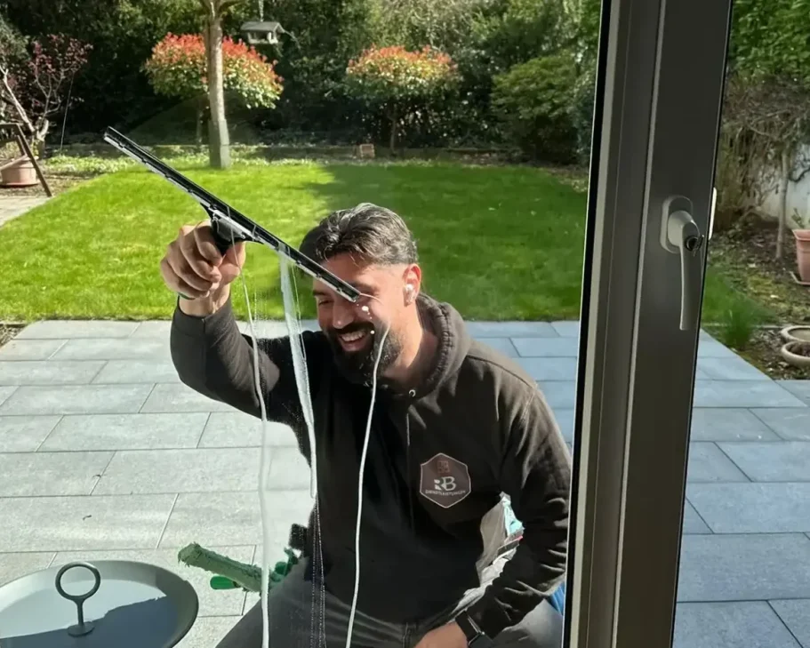 Fensterreinigung und Glasreinigung - R&B Dienstleistungen Fensterputzer bei der Arbeit - Jetzt Ihr Angebot für eine Fensterreinigung hessenweit anfragen bei R&B