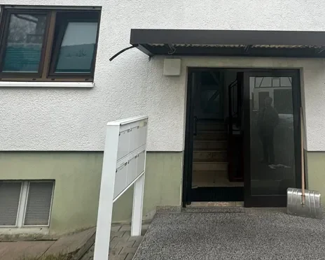 Treppenhausreinigung - R&B Dienstleistungen Eingang von einem Mehrfamilienhaus vor der Treppenhausreinigung - R&B Dienstleistungen - Unterhaltsreinigung für Hausverwaltungen
